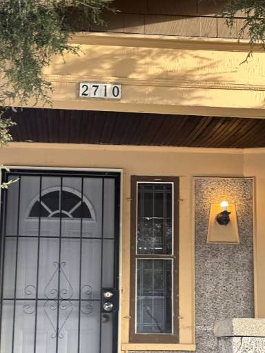 Main picture of 2710 W Melvina St