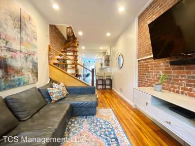 Main picture of 208 Carpenter St
