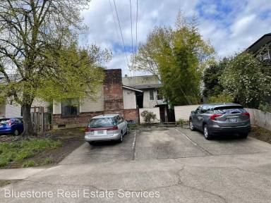 Main picture of 3055 NE Pacific St