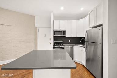 Main picture of 220 E 95th St