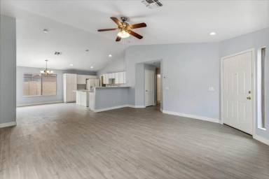 Main picture of 12517 W Buchanan St