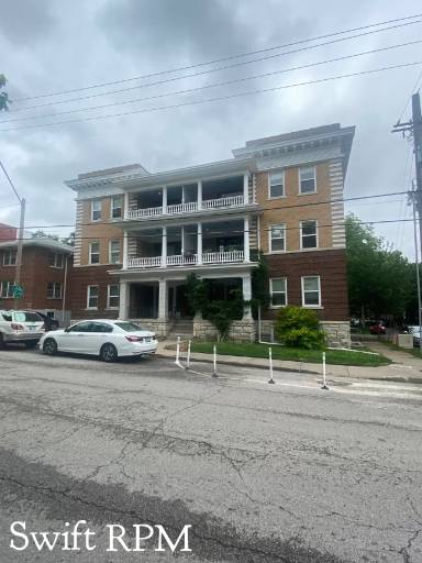 Main picture of 202 W 36th St