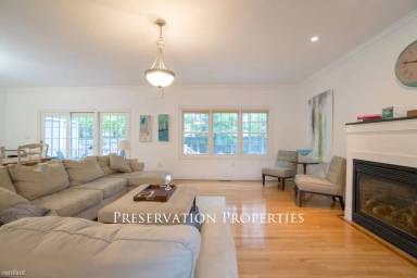 Main picture of 333 Cabot St