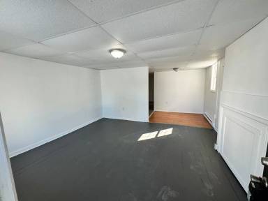 Main picture of 33 N Penn St