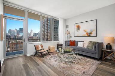 Main picture of 999 W Chicago Ave