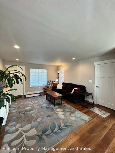 Main picture of 1910 8th St NE