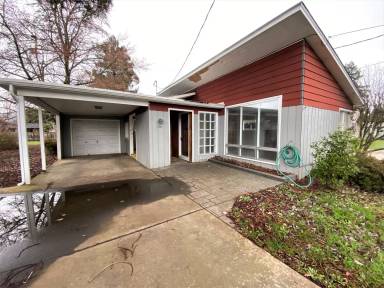 Main picture of 1569 NW Calkins Ave