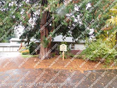 Main picture of 4320 NE Maywood Pl