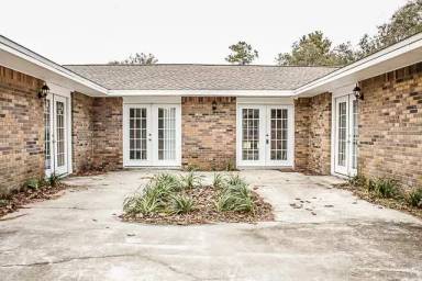 Main picture of 811 Airport Rd
