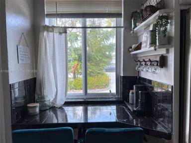 Main picture of 2040 NE 183rd St