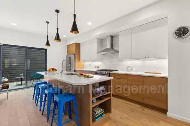 Main picture of 324 N 3rd Ave