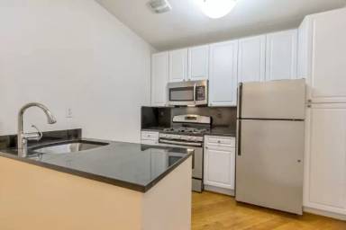 Main picture of 226 E 70th St