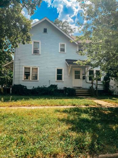 Main picture of 820 E 3rd St
