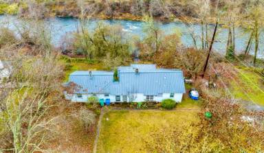 Main picture of 582 N Riverside Ave