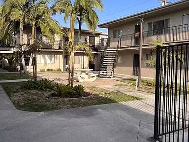 Main picture of 12417 Benedict Ave