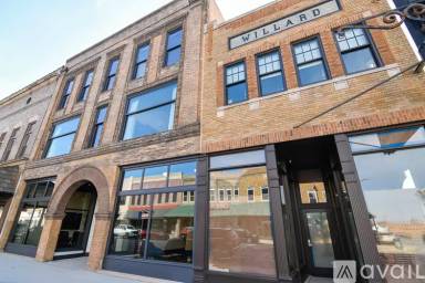 Main picture of 32 W Main St
