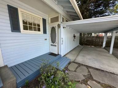 Main picture of 795 E College St