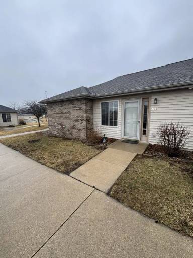 Main picture of 100 Lakeview Ct