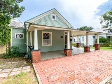 Main picture of 1519 E La Rua St