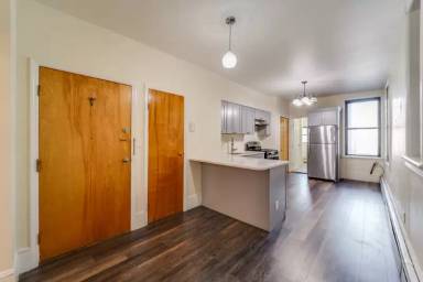 Main picture of 200 Grand St
