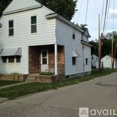 Main picture of 414 Grand Ave NE