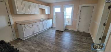 Main picture of 574 Silver St