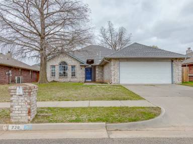 Main picture of 729 SW 156th Pl
