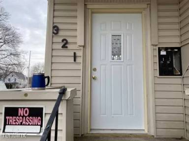 Main picture of 321 W Franklin St