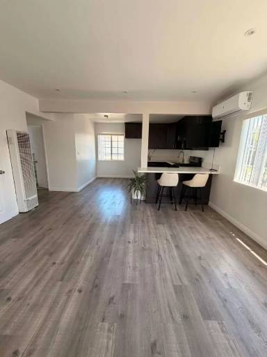 Main picture of 1019 E Grand Ave