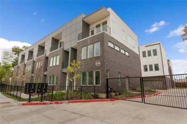 Main picture of 3915 N Hall St
