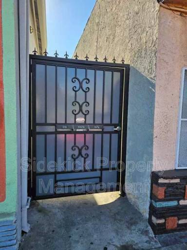 Main picture of 5722 1/4 E Beverly Blvd