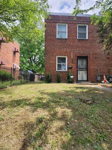 Main picture of 247 Anacostia Ave NE