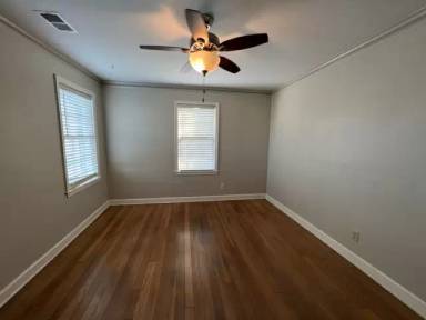 Main picture of 889 E Parkway S