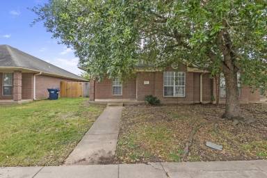 Main picture of 922 Willow Pond St