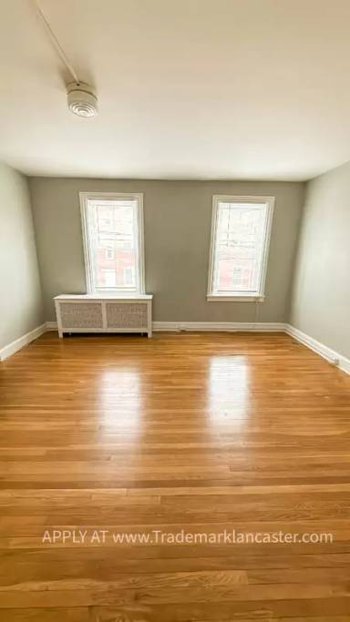 Main picture of 152 E Walnut St