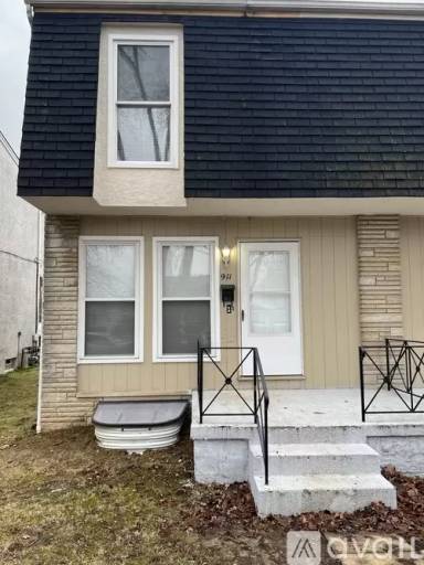 Main picture of 909 S Roys Ave