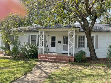 Main picture of 1102 N Duval St