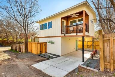 Main picture of 2206 E 9th St