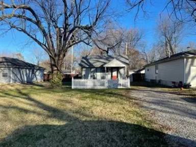 Main picture of 1501 E Whiteside St