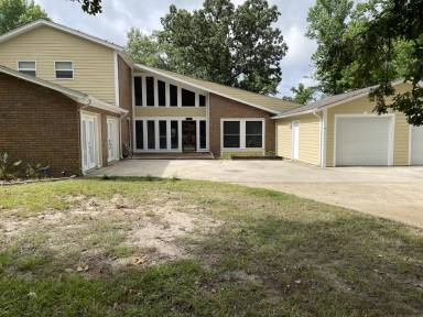 Main picture of 117 Oak St