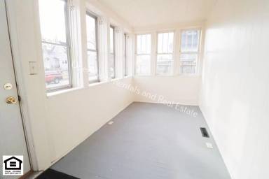Main picture of 112 E 1st St