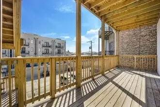 Main picture of 3129 W Augusta Blvd