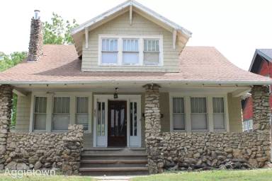 Main picture of 825 Bluemont Ave