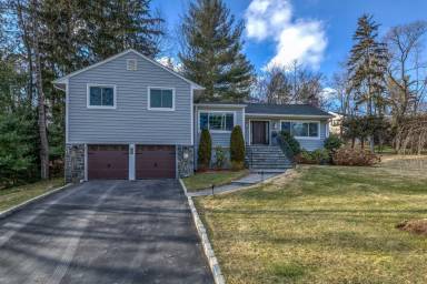 Main picture of 10 Pine Ridge Rd