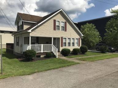 Main picture of 831 Cecil St