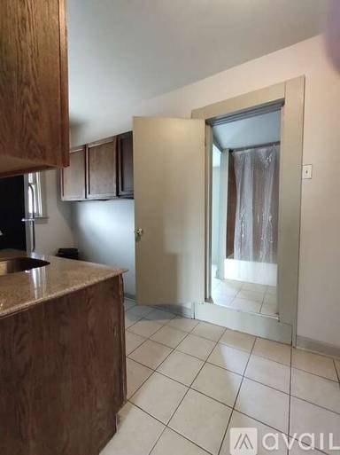 Main picture of 2416 N Artesian Ave