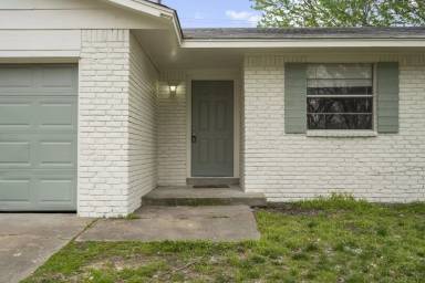Main picture of 1671 S Pecan Ave