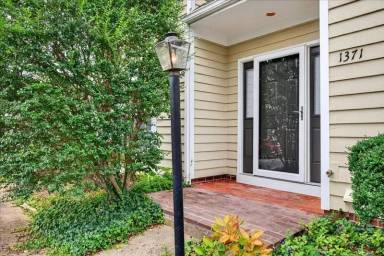 Main picture of 1371 Leparc Ter