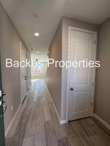 Main picture of 555 Sparrow St