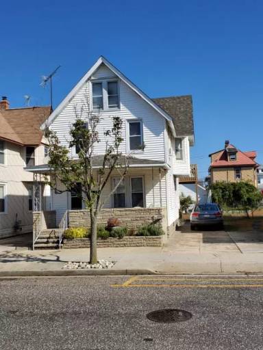 Main picture of 219 W Maple Ave